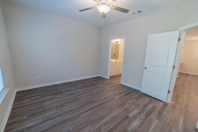 Building Photo - Beautiful 3-Bedroom Townhome in Sought-After Waterways Community