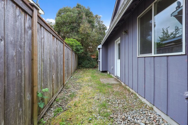 Building Photo - Move in ready now! 4 bedrooms in Lacey - North Thurston School district.