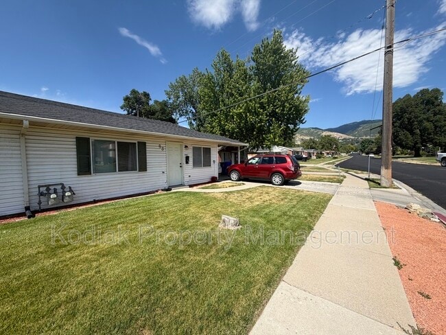 Building Photo - 83 550 N