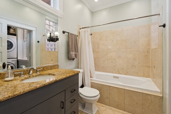 Building Photo - 2044 N Sheffield Ave