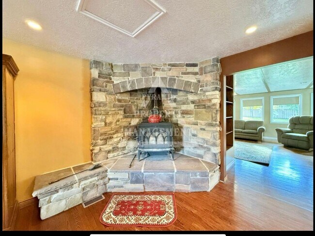 Building Photo - Beautiful Millcreek Home!