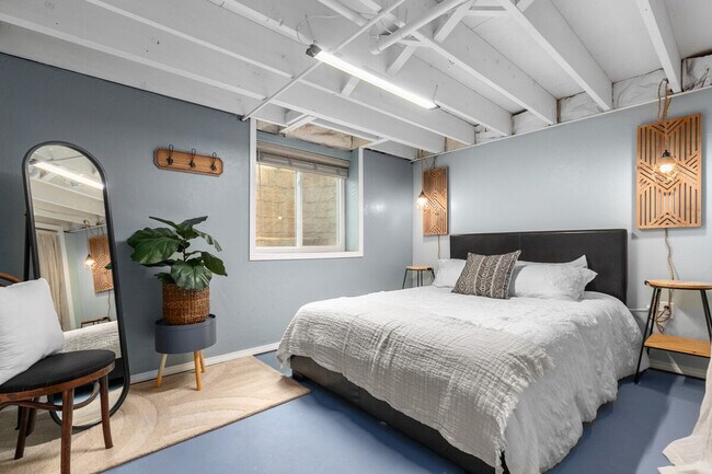 Building Photo - 733 W 4th St