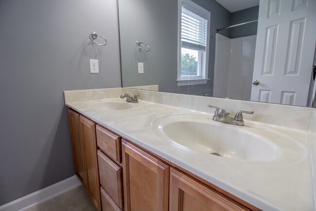 Building Photo - End Unit Townhome| 2nd Floor Loft Space | ...