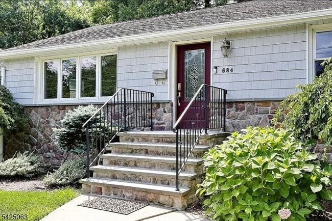 Building Photo - 684 Spring Ave