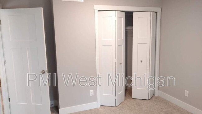Building Photo - 548 W Elm St