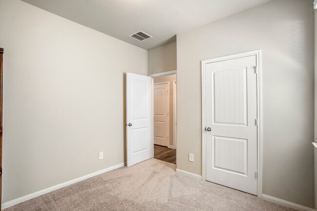 Building Photo - 2816 Madison Dr