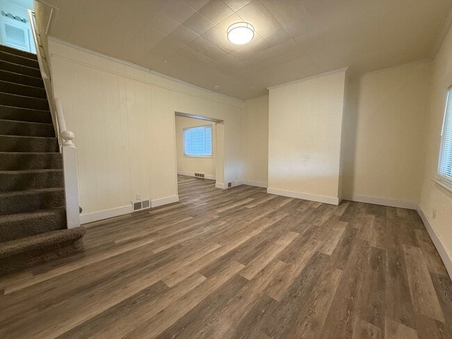 Building Photo - Updated 3BR house with fenced yard!