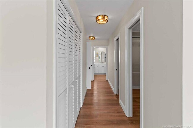 Building Photo - 2385 SW Creekside Dr