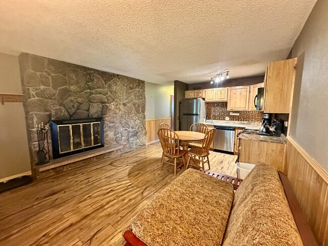 Building Photo - 247 Hi Country Dr