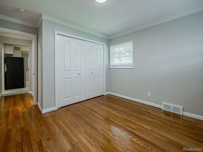 Building Photo - $2300 3 bed 2 bath bungalow