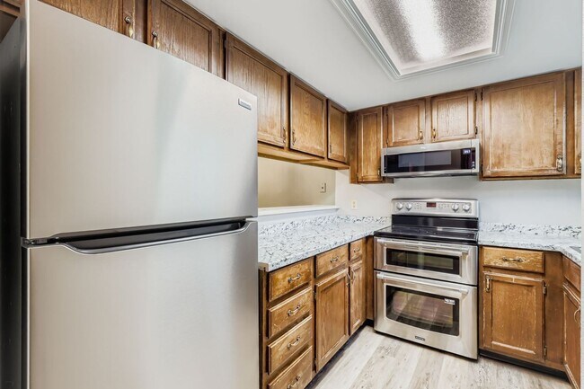 Building Photo - Wonderful 2BD/2.5BA Condo in Excellent Loc...