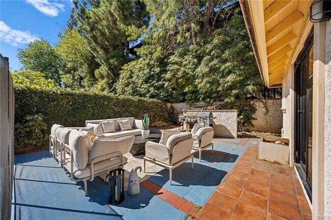 Building Photo - 673 S Mentor Ave