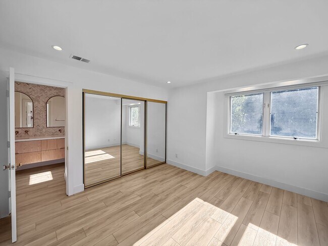 Building Photo - Stunning 4B/3BA House in Gated Community in Carlsbad!