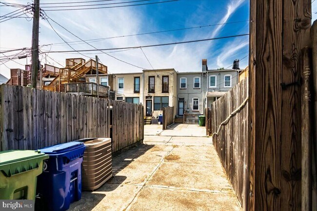 Building Photo - 122 N Ellwood Ave