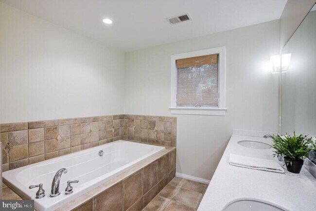 Building Photo - 1907 Luzerne Ave