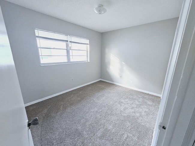 Building Photo - 2 bed 1 bath