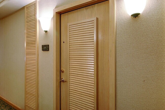 Building Photo - Lovely ground floor unit at the incredible El Escorial! Santa Barbara:)