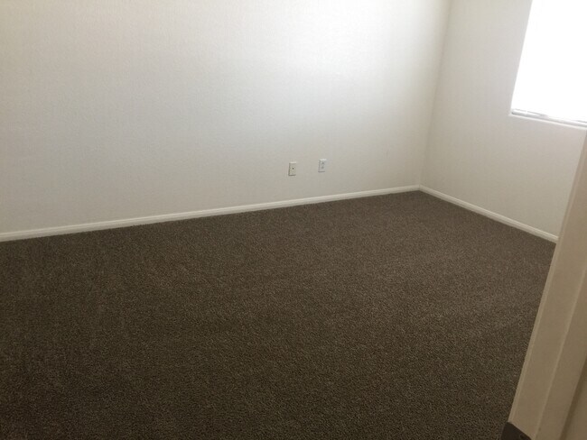 Building Photo - IMPECCABLE 2-STORY IN FANTASTIC NEIGHBORHOOD!