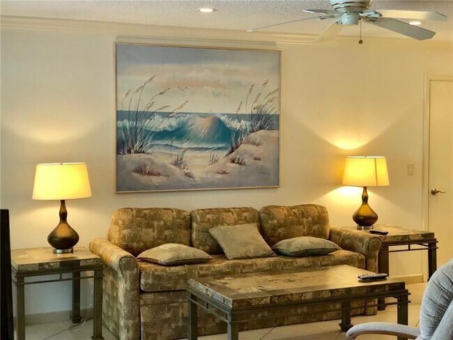 Building Photo - 6435 Bay Club Dr