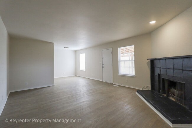 Building Photo - E 31st Ct Duplex