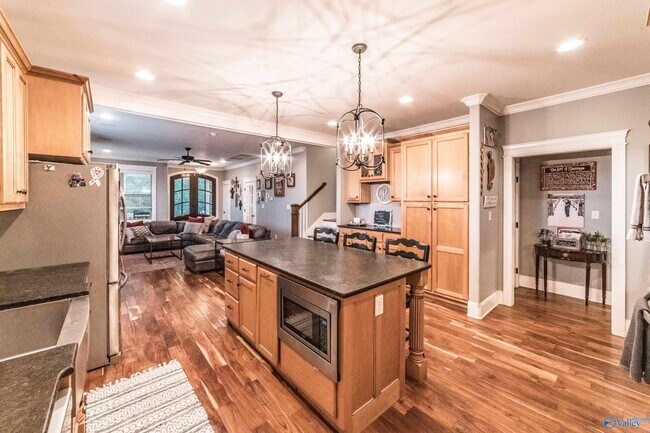 Building Photo - 1716 NE Wellman Ave