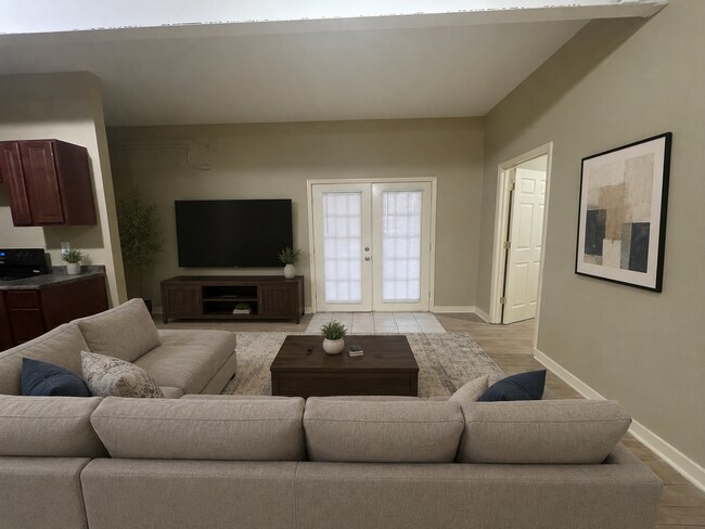 Building Photo - Adorable 2 Bedroom 1 Bath Apartment.Located in the Cotswold Area