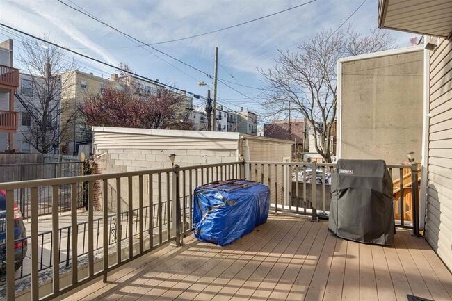Building Photo - 313 4th St