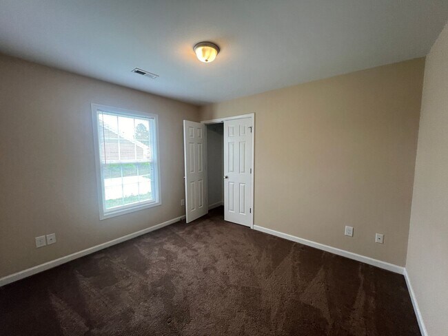 Building Photo - MOVE-IN READY!