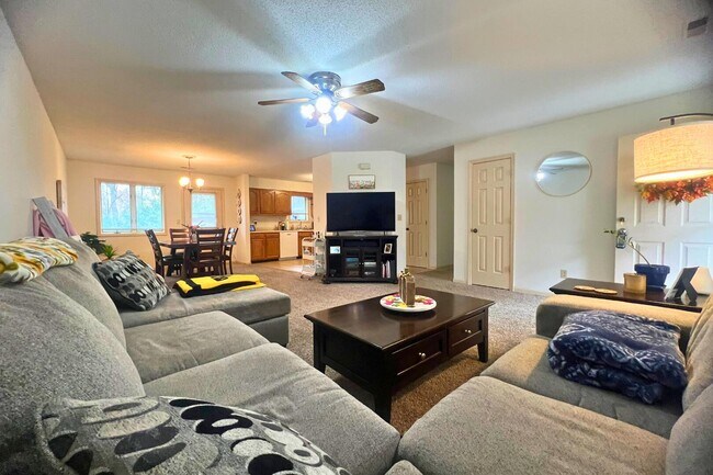 Building Photo - 2402 Garden Dr