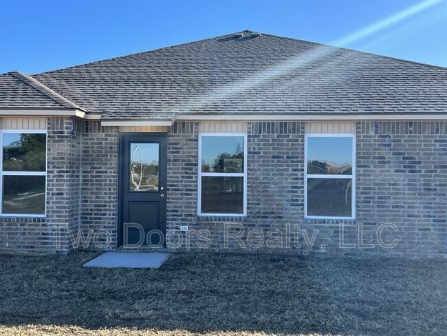 Building Photo - 561 SE 3rd Ter