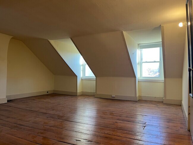 Third floor bedroom/extra room - 441 W Lemon St