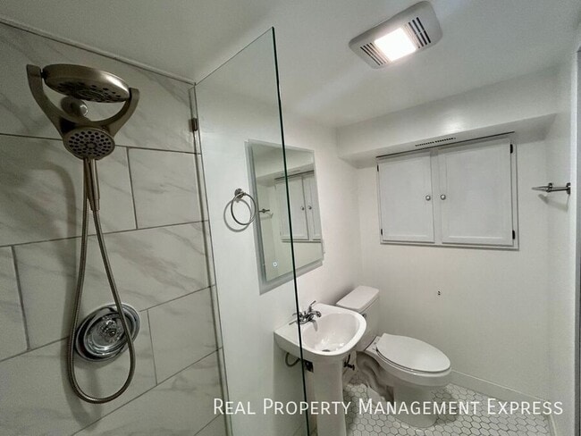 Building Photo - Modern 2 Bedroom + Den, 2 Bath House