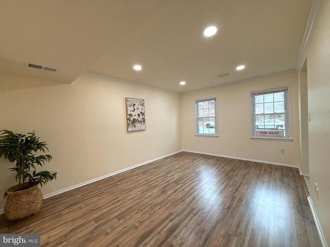 Building Photo - 5278 Lonsdale Dr