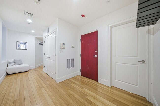 Building Photo - 55 Temple Pl