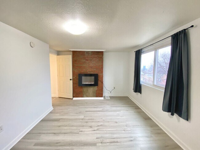 Building Photo - Modern 2 Bed/2 Bath in South Side Slopes- Available July 1st