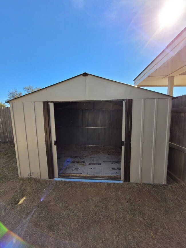Building Photo - 3 bed 2 bath home, large backyard!