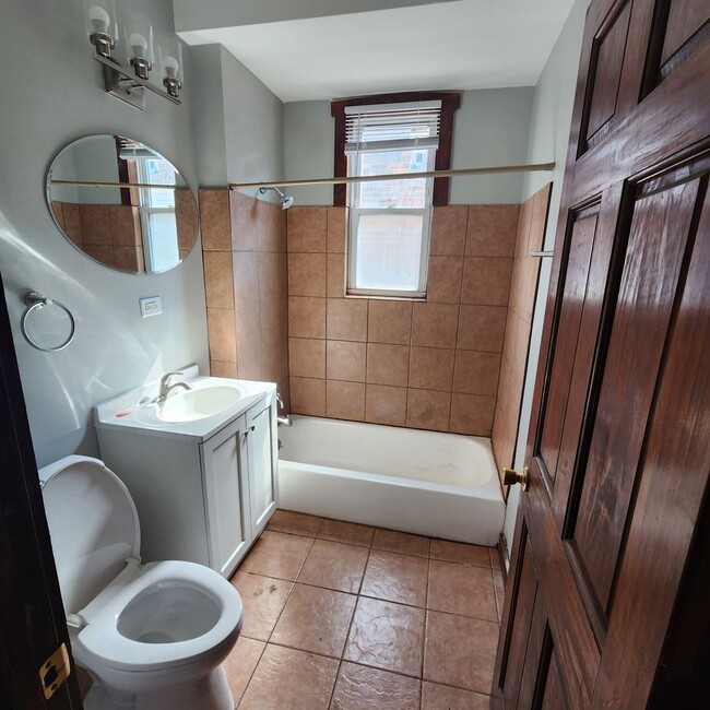 Building Photo - Section 8 Welcome Spacious 3 Bedroom, 2 Fu...