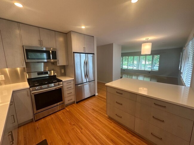 Building Photo - Luxury Living on Summit Ave! – Spacious 3B...