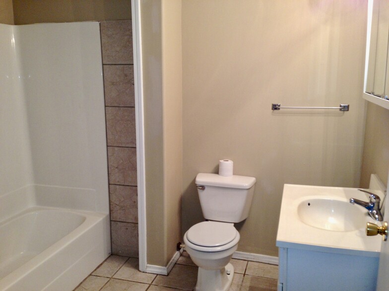 Building Photo - 304 Marston Ct