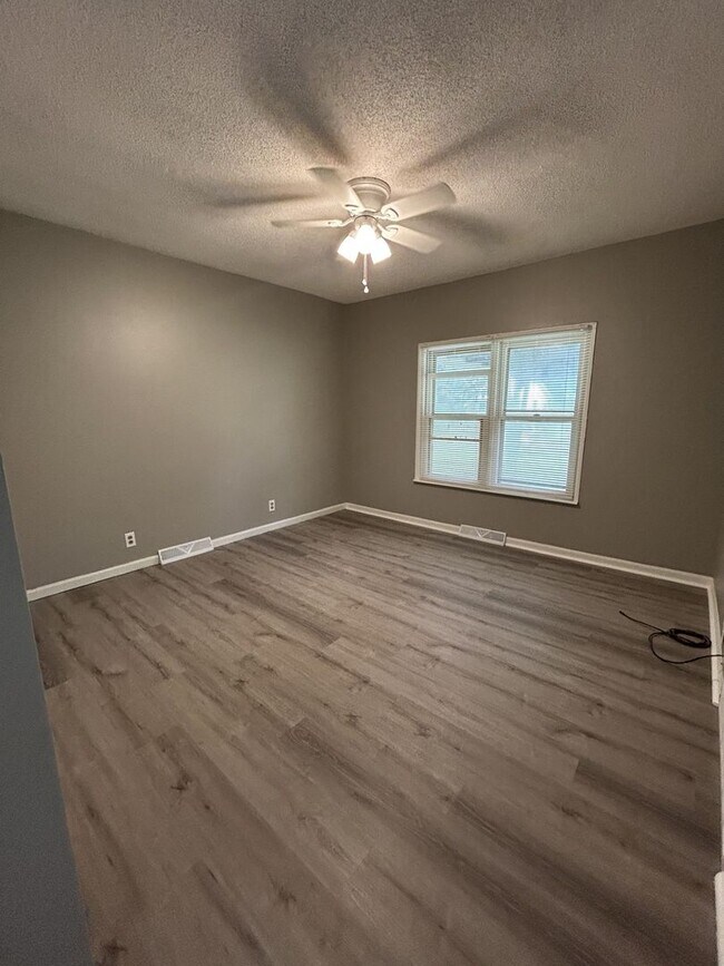 Building Photo - 806 W Kansas St