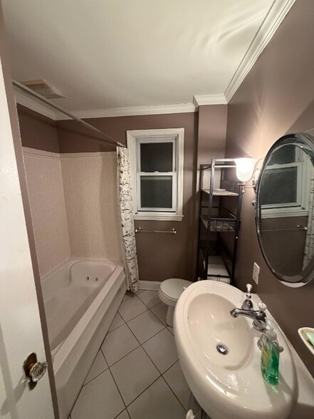 Building Photo - 715 Western Ave