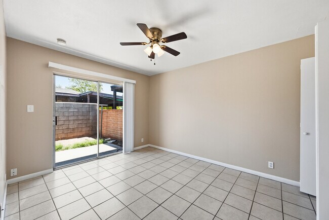 Building Photo - Centrally Located Townhome
