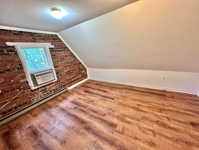 Building Photo - Spacious 6 bedroom 3.5 bath Tudor Townhouse w/Deck close to Georgetown University & Hospital