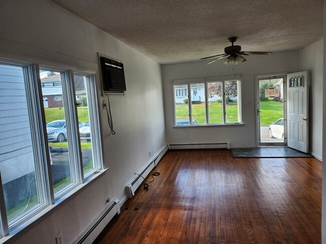 Building Photo - 648 E Scott St