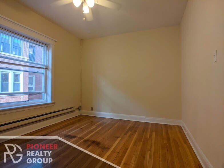 Building Photo - 4433 N Wolcott Ave
