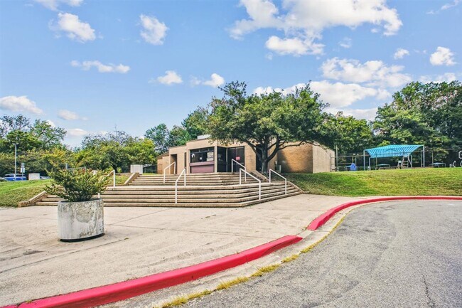 Building Photo - Great 2BR 2BA in Kenwood Forest Community in Downtown Bethesda