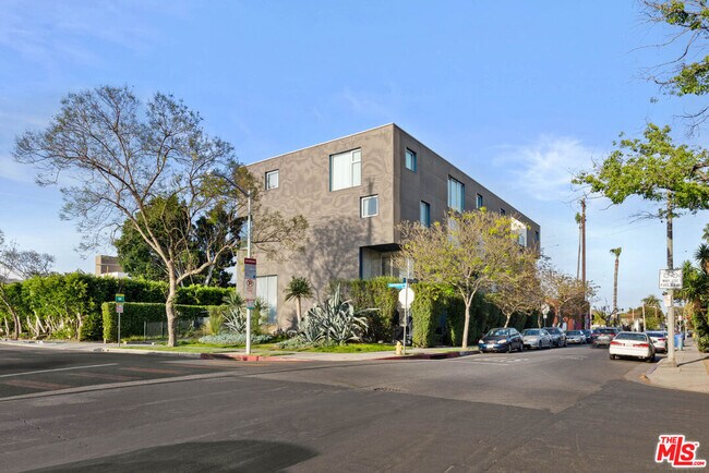 Building Photo - 7907 Willoughby Ave