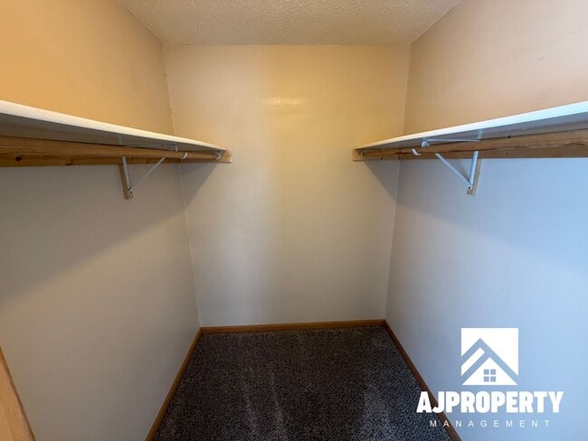 Building Photo - 812 Canyon Ave