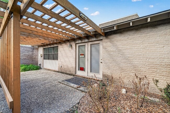 Building Photo - 31 Champions Colony E