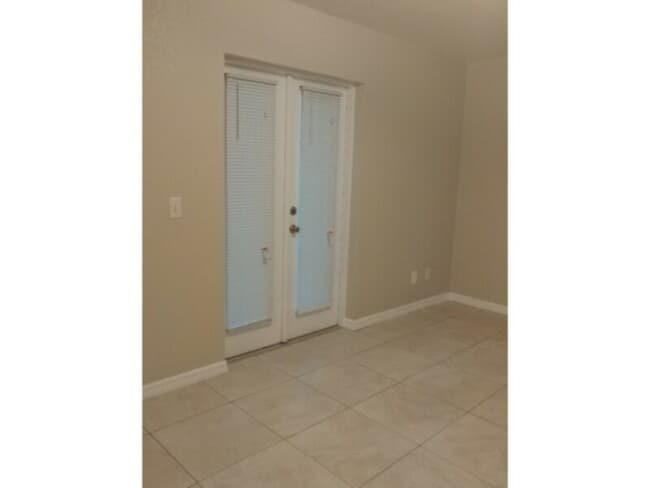 Building Photo - 2-bedroom 2 bath 2 duplex with garage!
